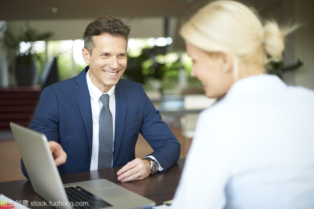 女企業(yè)家如何通過(guò)專(zhuān)業(yè)商務(wù)咨詢(xún)優(yōu)化客戶(hù)端管理策略